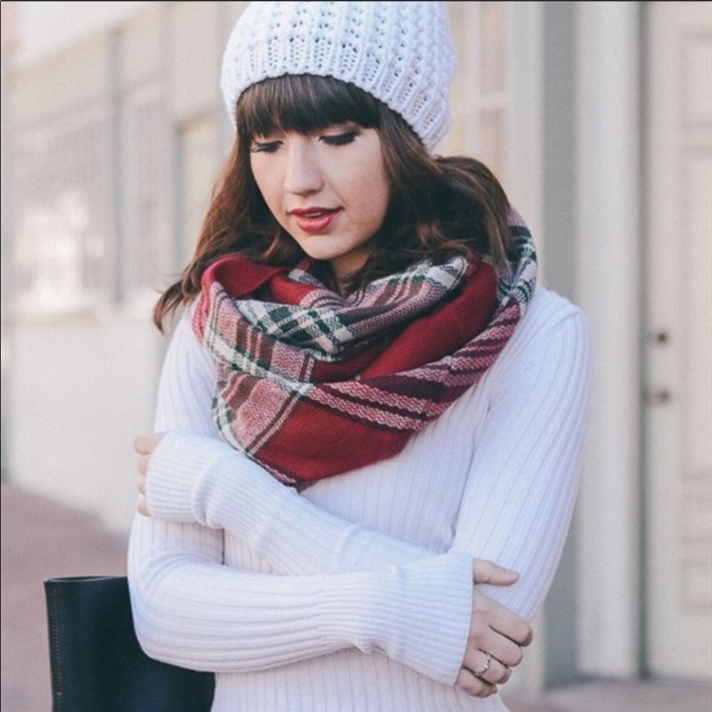 White Pom Chunky Beanie - Picture 4 of 5